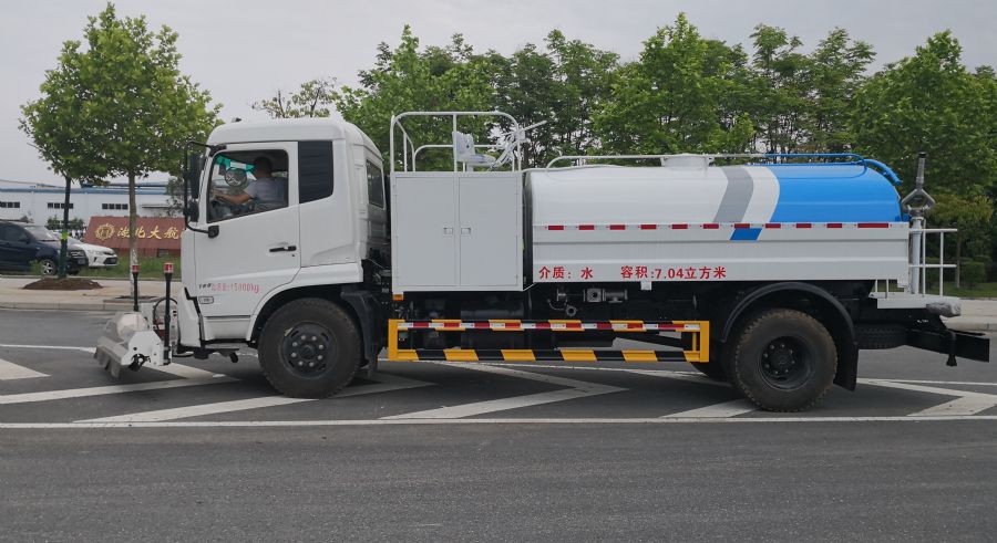 東風(fēng)天錦路面清洗車(chē)