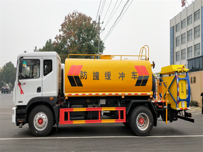 12方灑水防撞緩沖車