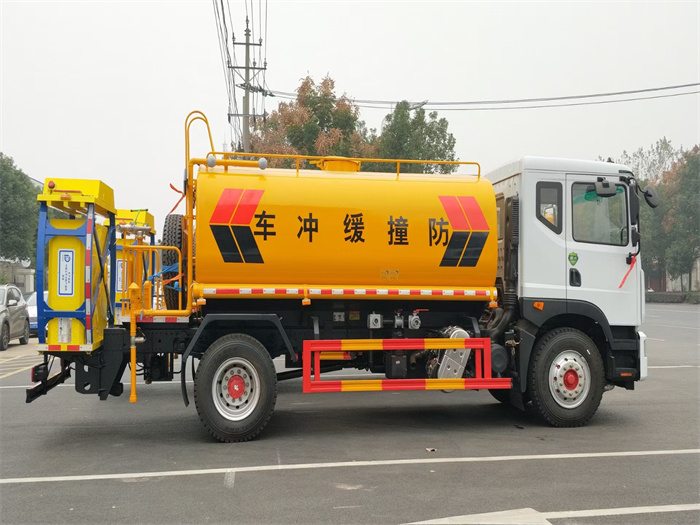 12方灑水防撞緩沖車